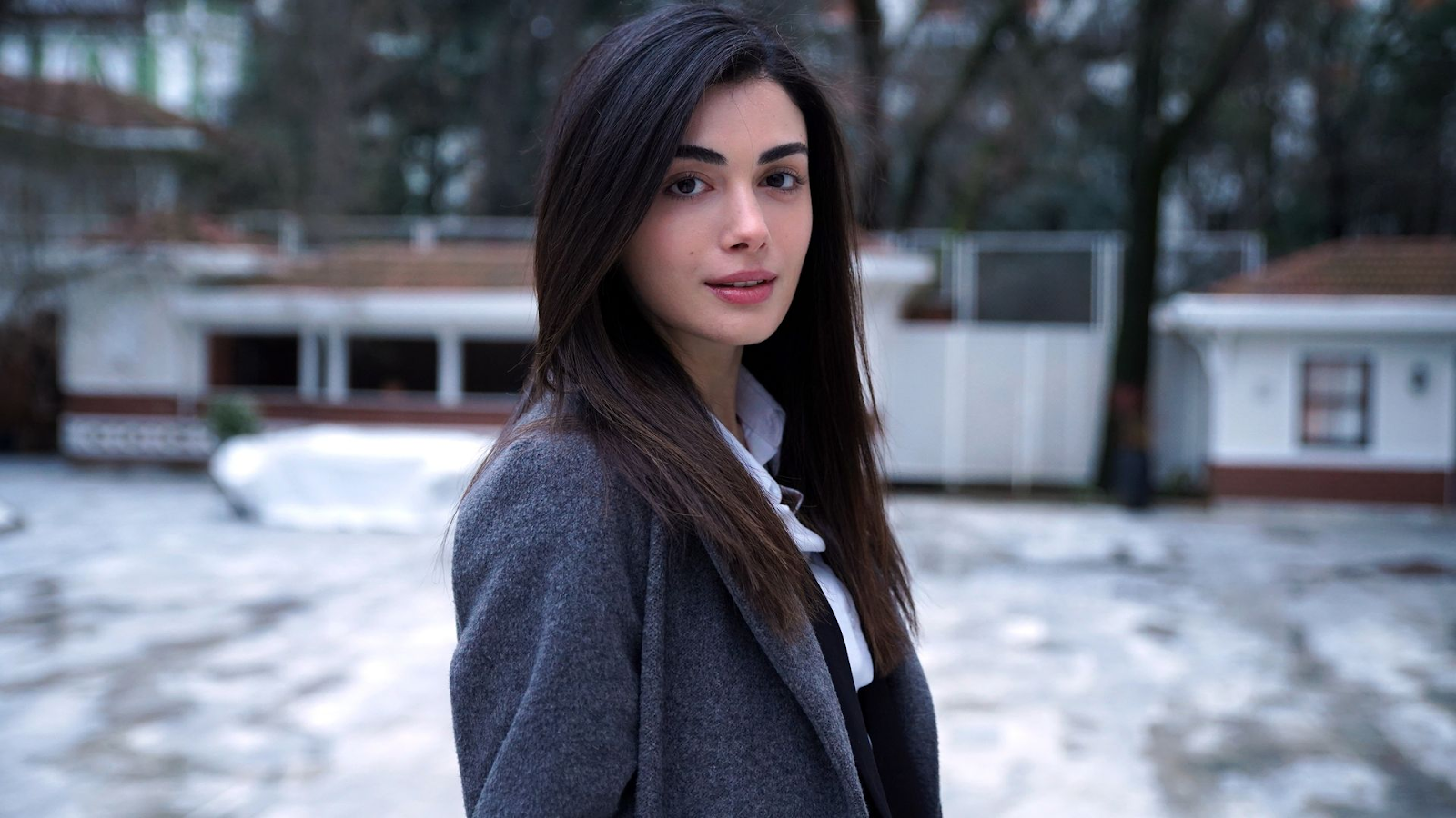 Foto da atriz Özge Yağız.