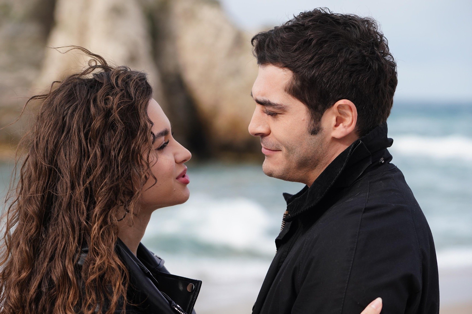 Foto do casal de Bir Gece Masalı. 