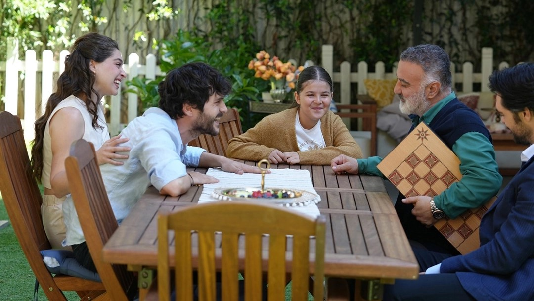 Foto dos personagens da dizi Leyla.