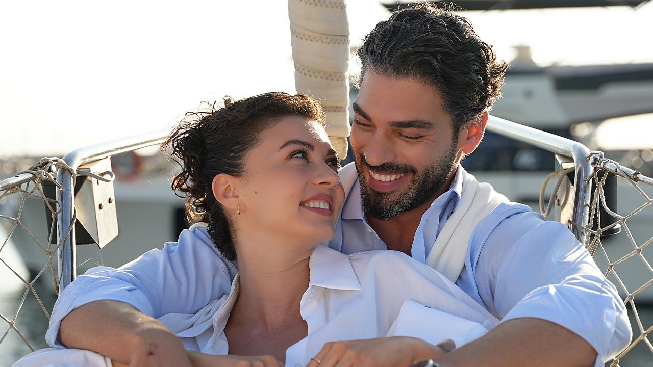 Foto do casal de uma das dizis de verão: Ruhun Duymaz.
