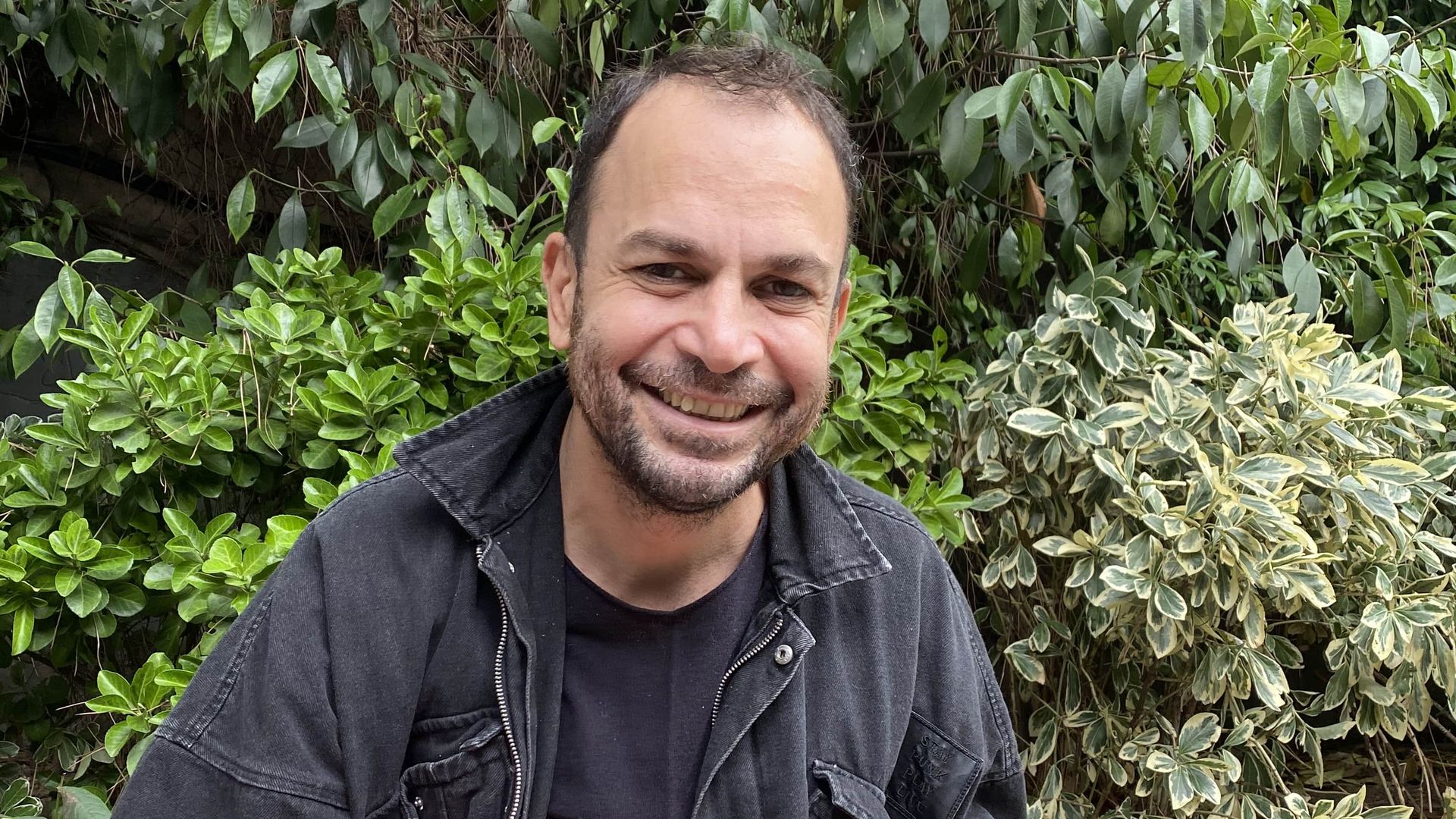 Foto do ator Burak Altay.