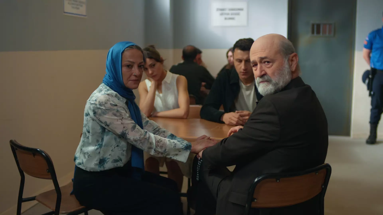 Foto da família Albora na cadeia.