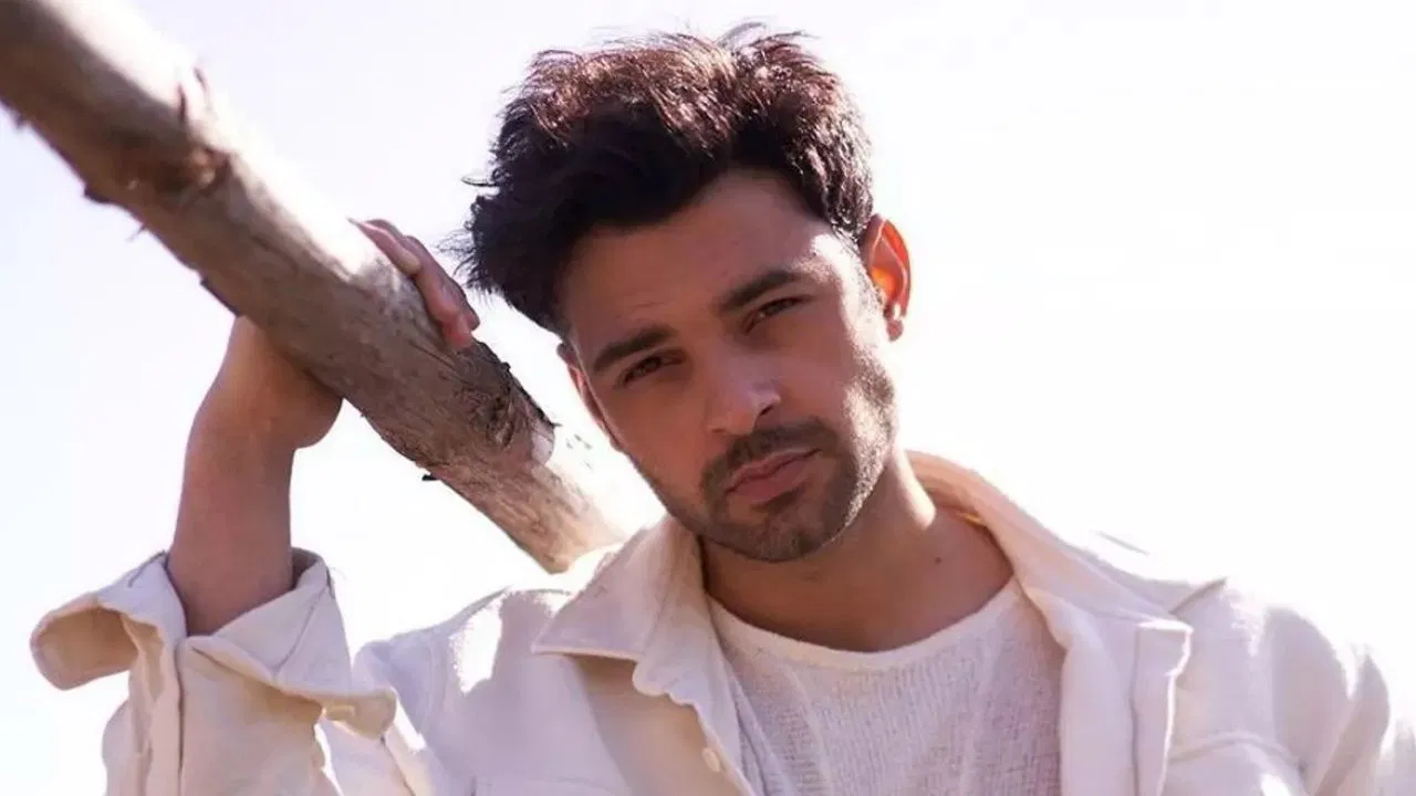 Foto do ator Berk Bakioğlu.