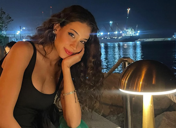 Foto da atriz Hatice Deniz.