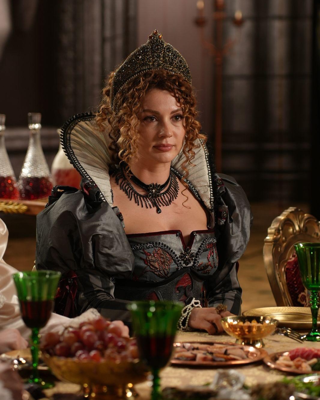 Foto de Burcu Özberk como Vivian.