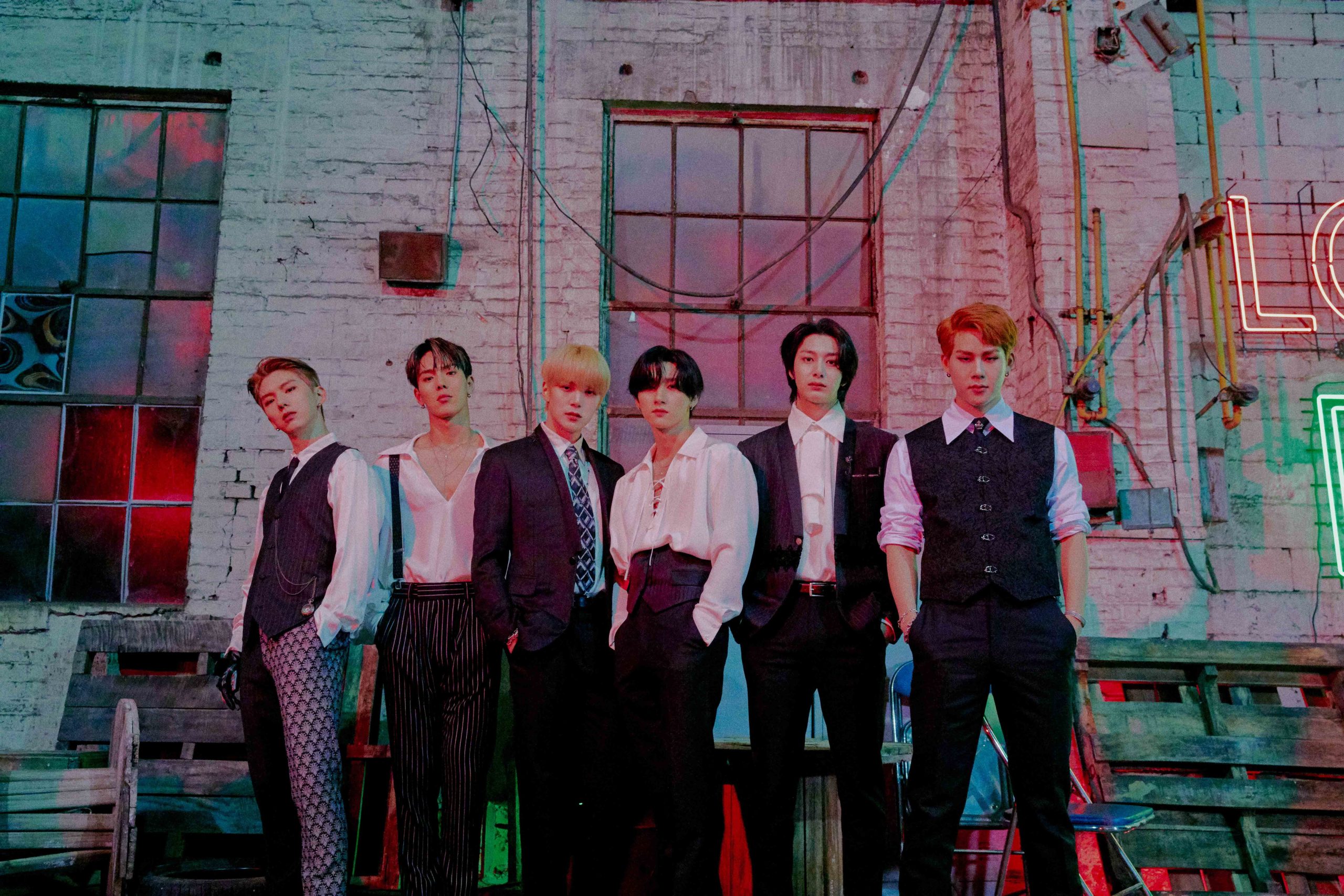 Seis integrantes do MONSTA X reunidos em ensaio fotográfico