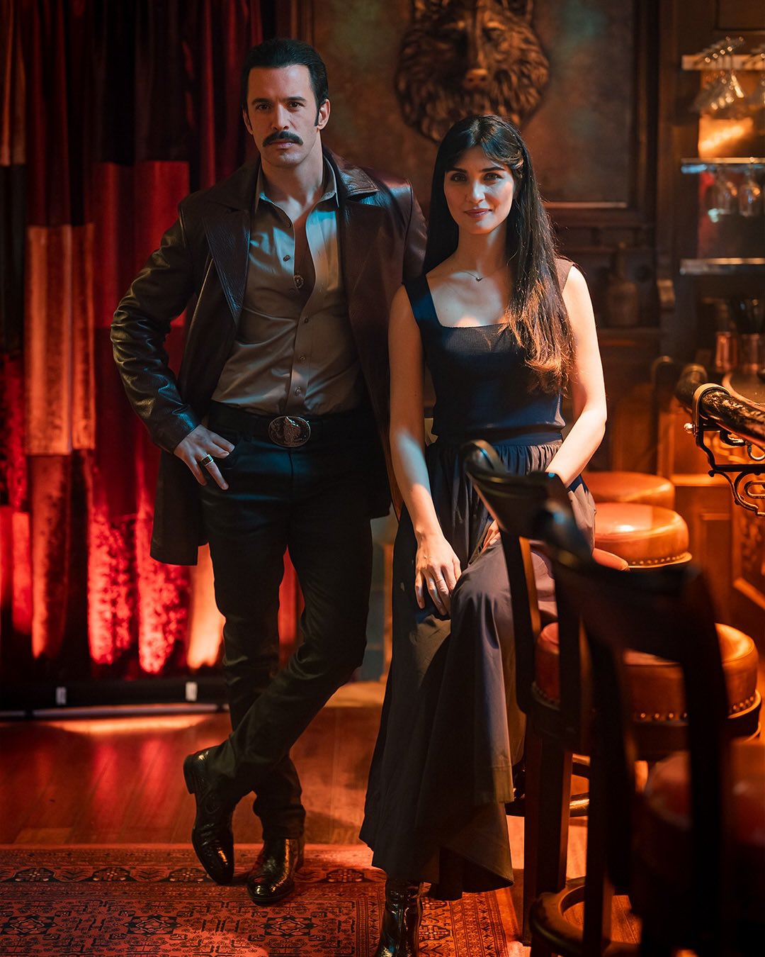 Foto de Barış Arduç e Tuba Büyüküstün no resumo da semana.