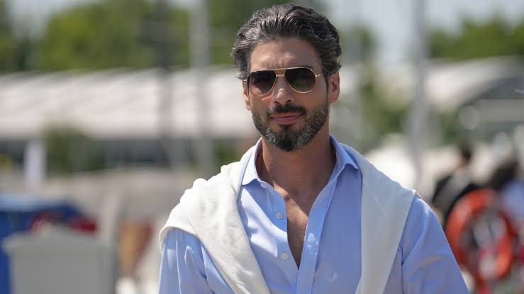 Foto do ator Şükrü Özyıldız.