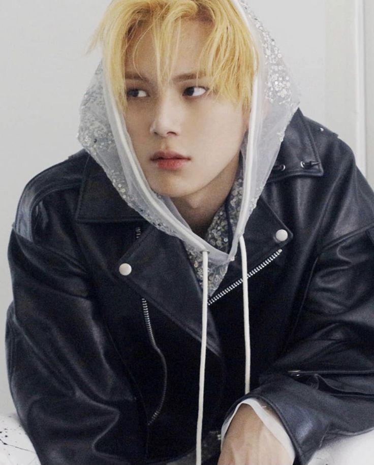 Integrante Minhyuk do MONSTA X com capuz e jaqueta de couro.