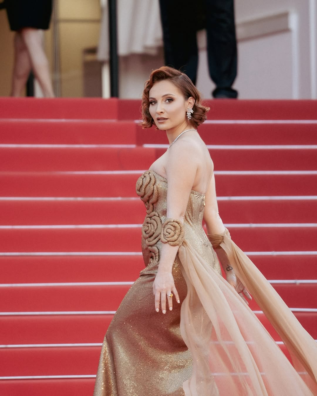 Foto da atriz Başak Gümülcinelioğlu em Cannes.