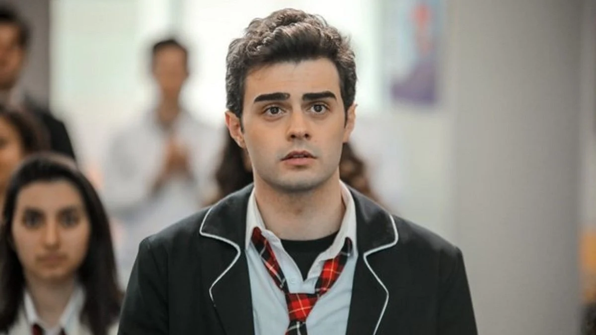 Foto do ator Yiğit Koçak no resumo do mundo turco.