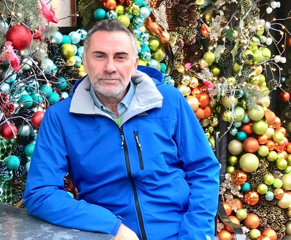 Foto do ator Atilla Saral no resumo da semana.