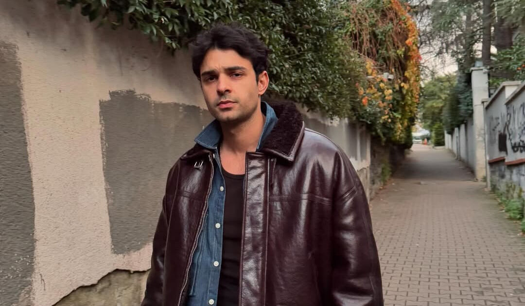 Foto de Berk Bakioğlu no resumo do mundo turco.