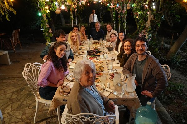 Foto dos personagens de Aile Saadeti.