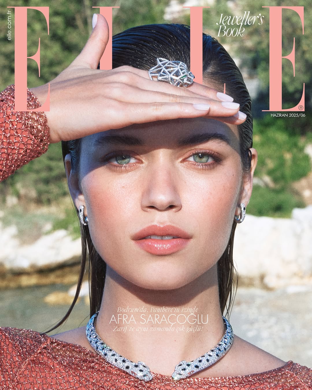 Foto de Afra em capa de revista.