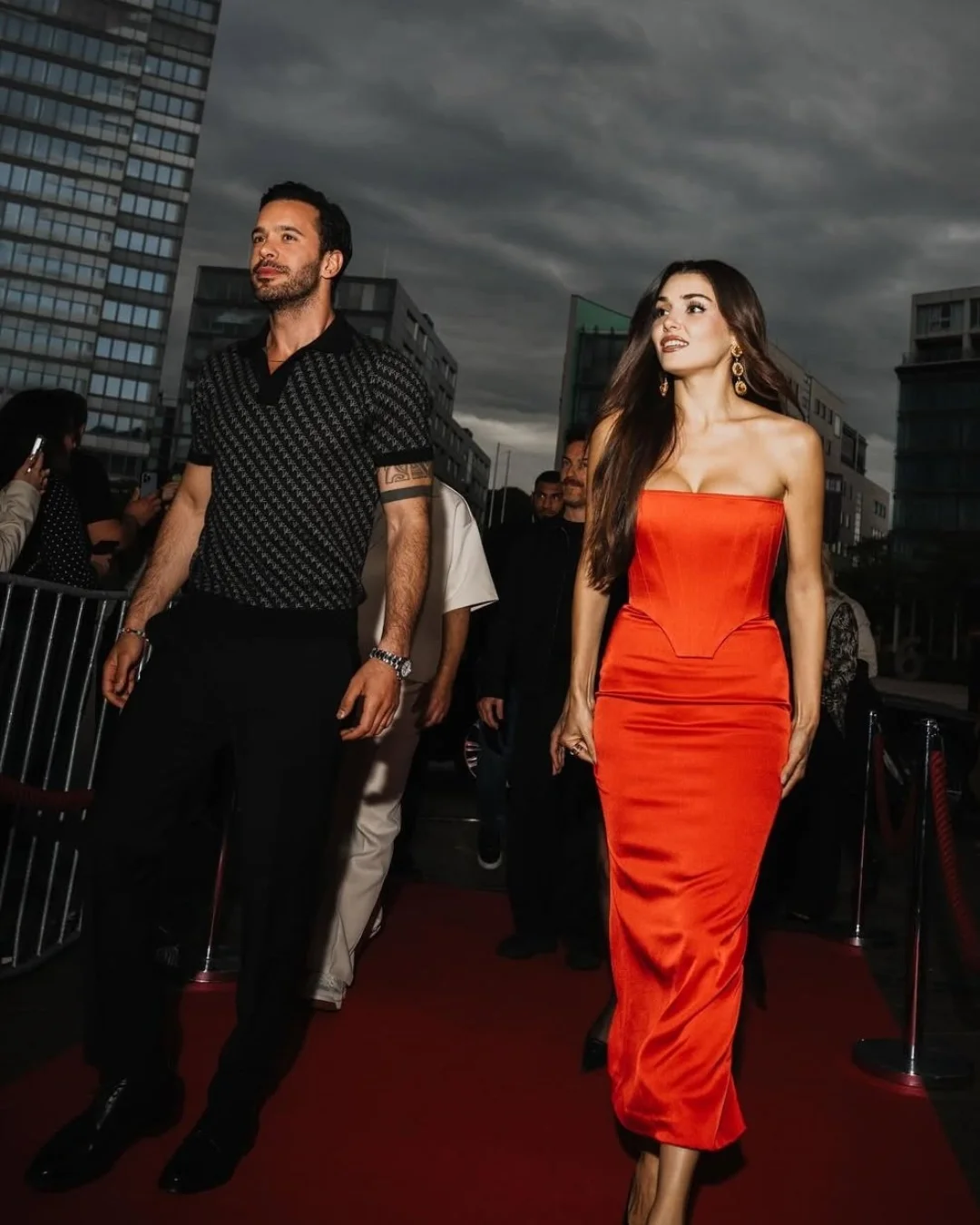 Foto de Hande Erçel e Barış Arduç.