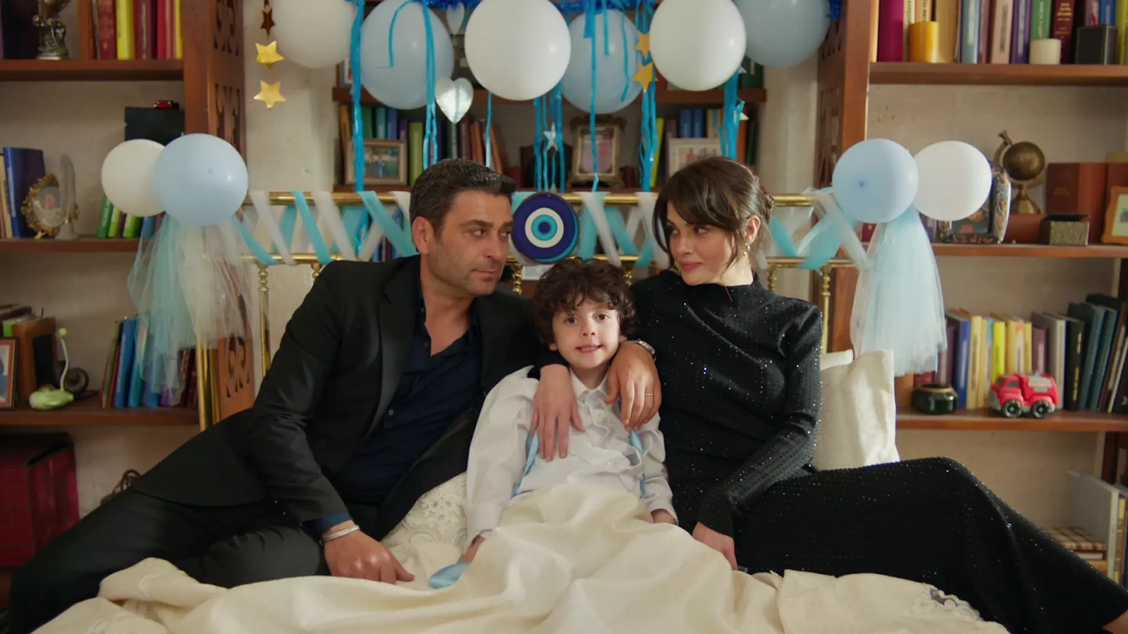 Foto de Alya, Cihan e Cihan Deniz na dizi.