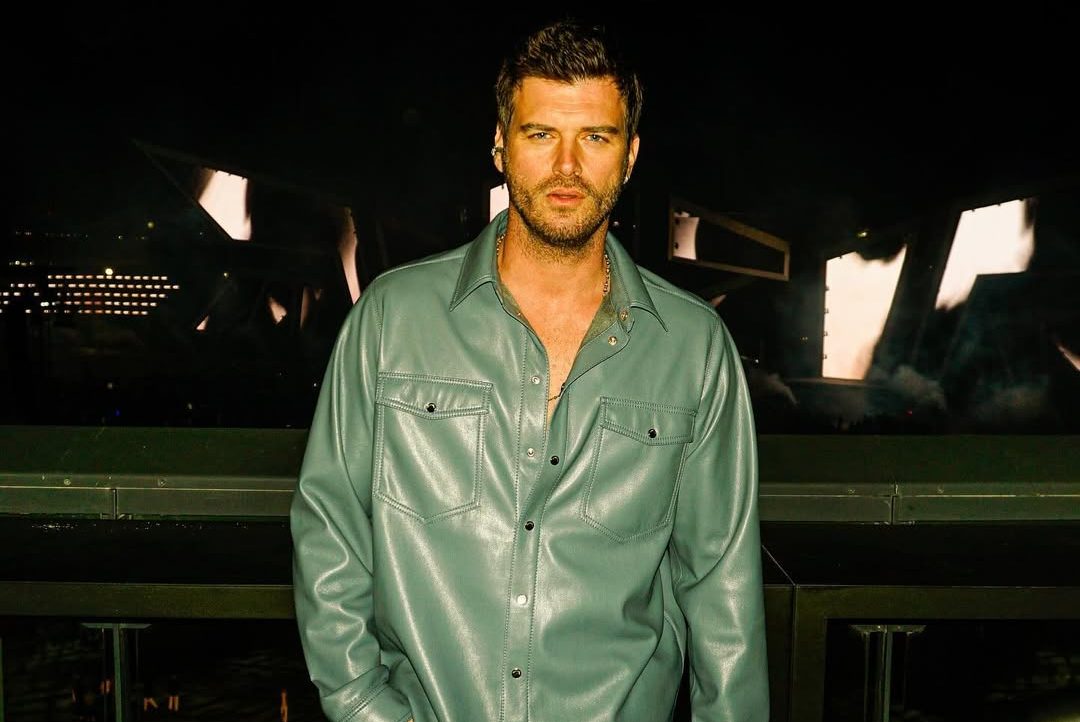 Foto de Kıvanç Tatlıtuğ no resumo de notícias.