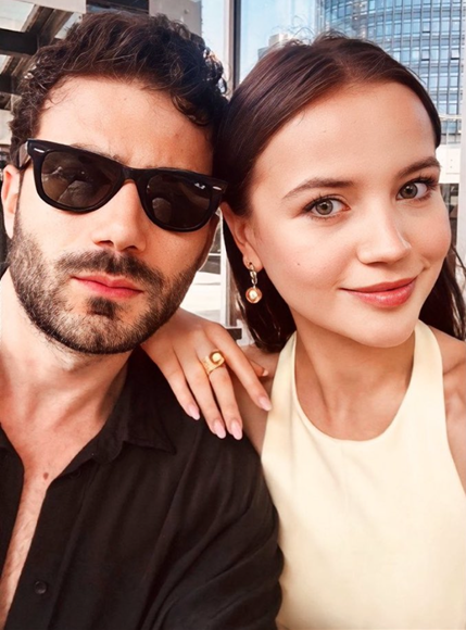 Foto dos atores no resumo de notícias.