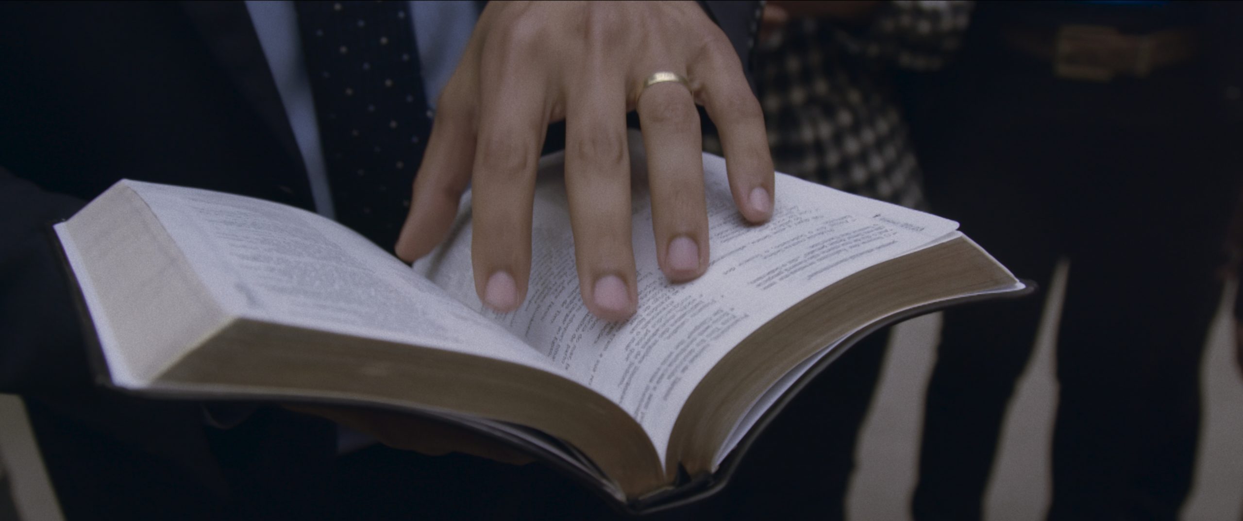 Mão em cima de um livro