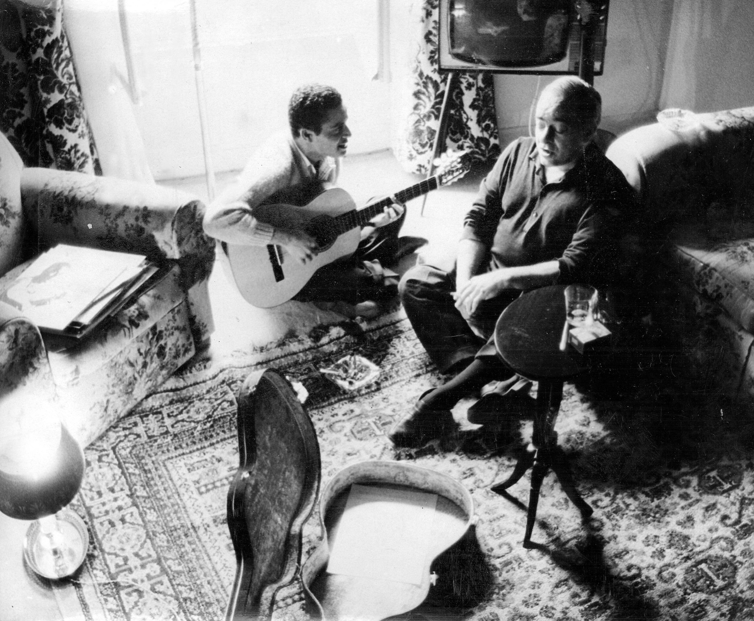 16/10/1964. Crédito: Henri Ballot/O Cruzeiro/EM/D.A Press. Brasil. Os cantores e compositores Baden Powell e Vinicius de Moraes.