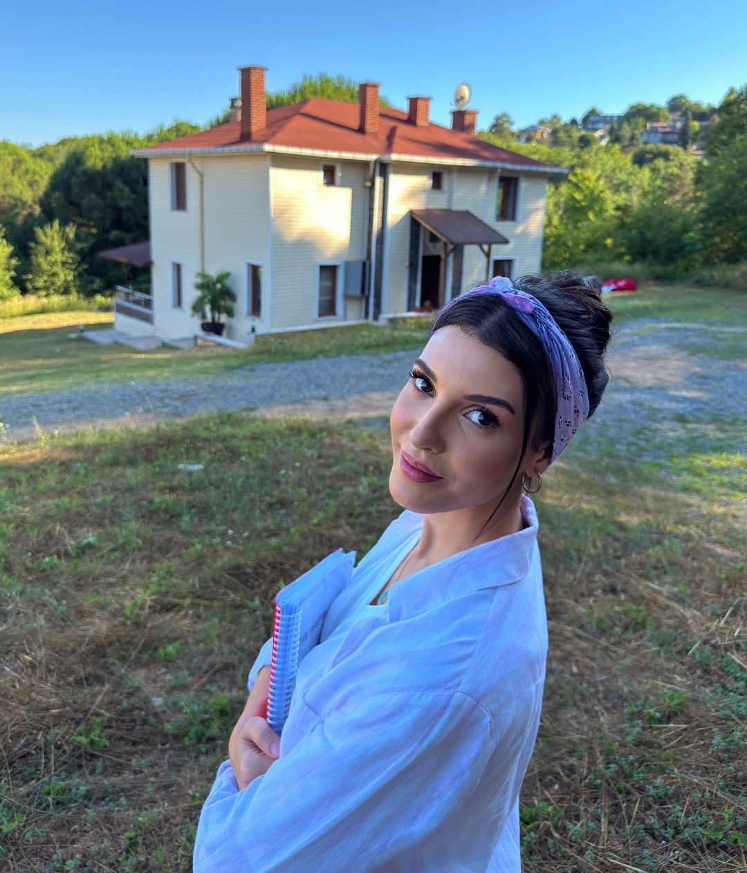 Foto Mahassine nos bastidores de Tam Pansiyon Aşk.