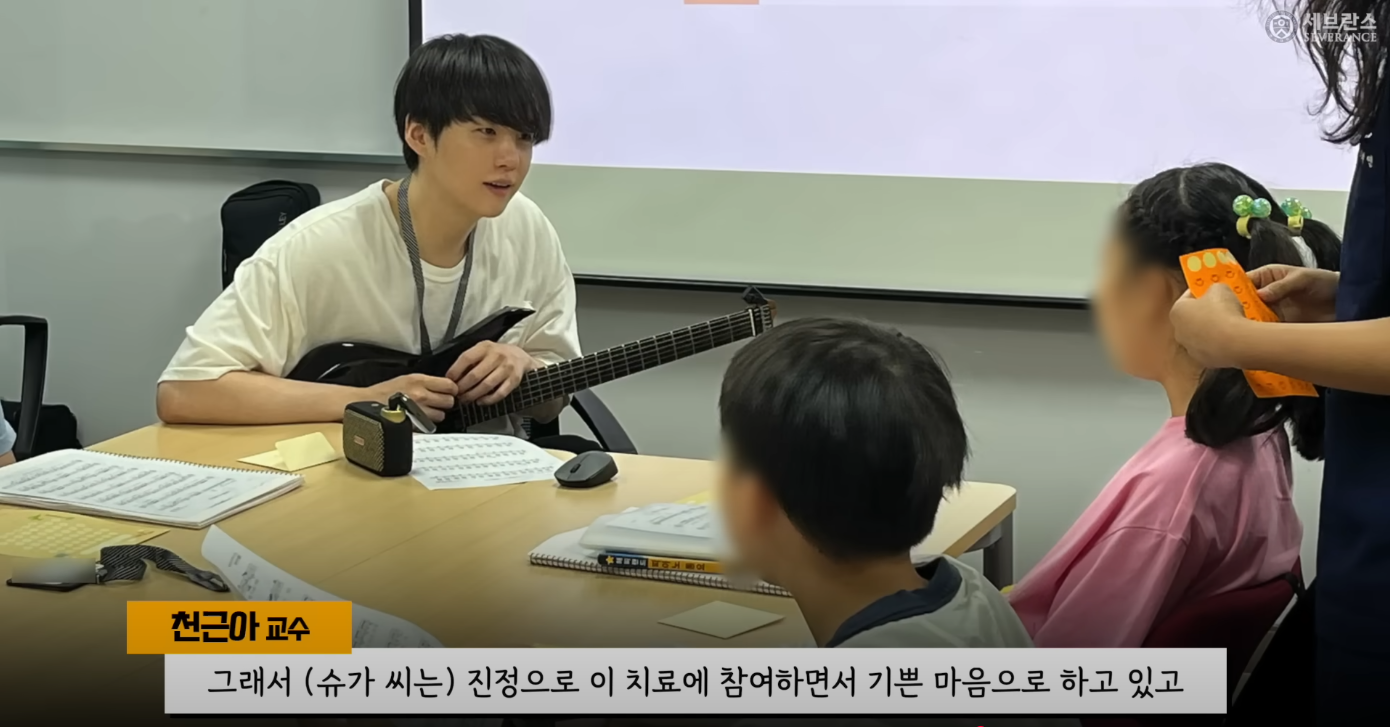 Suga com as crianças participantes no centro de tratamento