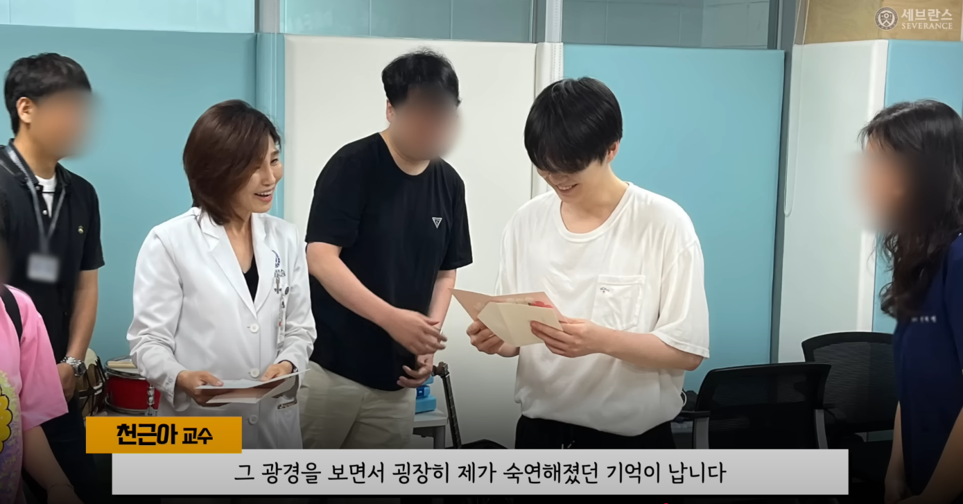 Suga e Professora Cheon no centro de tratamento