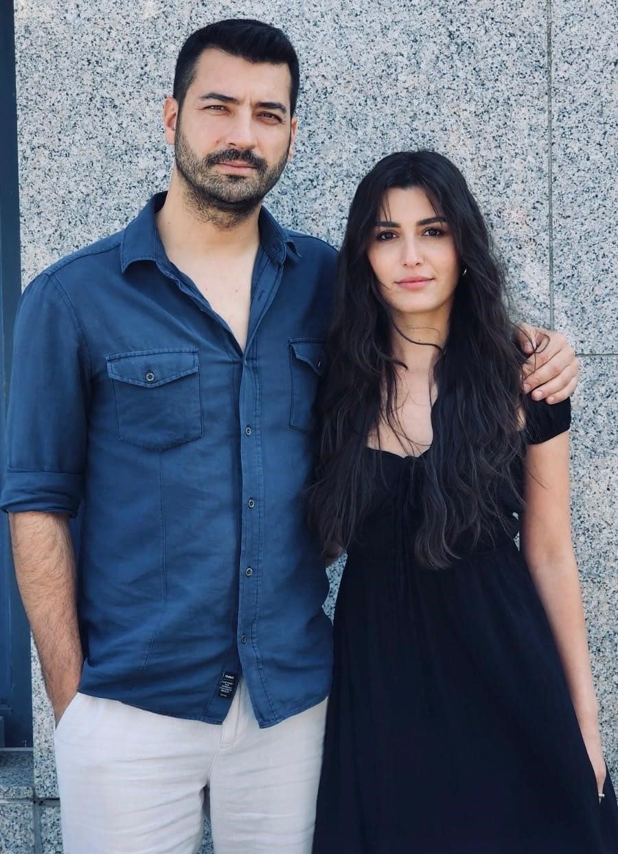 Foto de Selen Güney e Mert Altınışık.