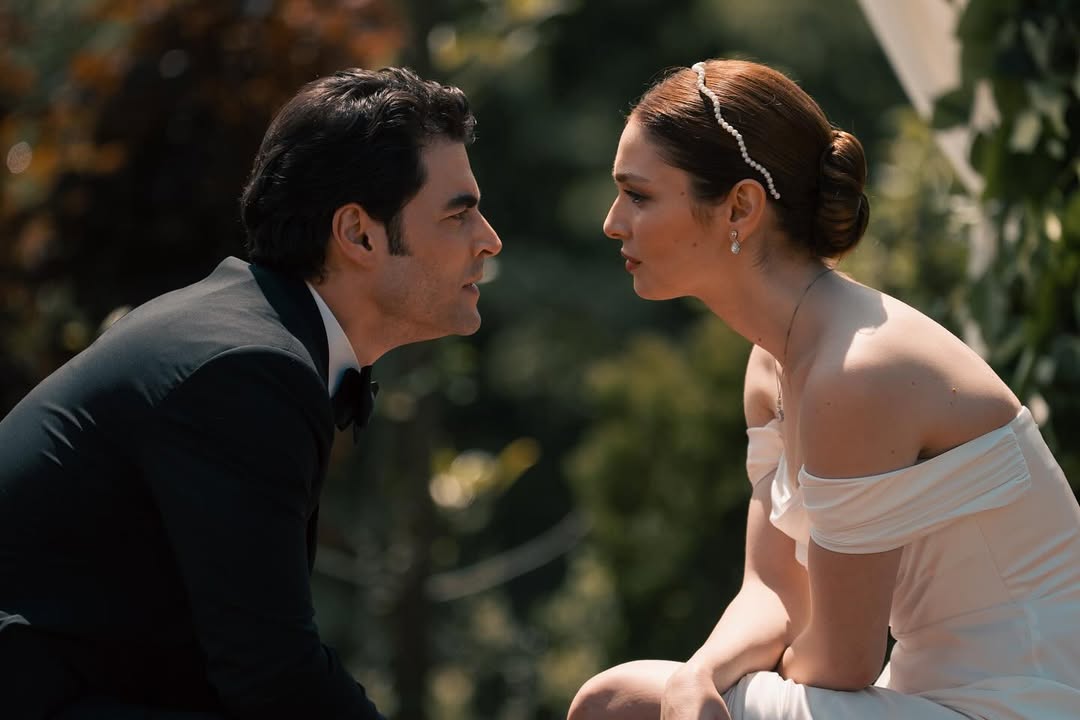 Foto Akın Akınözü (Timur) e Serra Arıtürk (Reyhan).