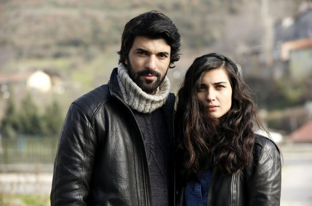 Foto de Tuba Büyüküstün e Engin Akyürek.