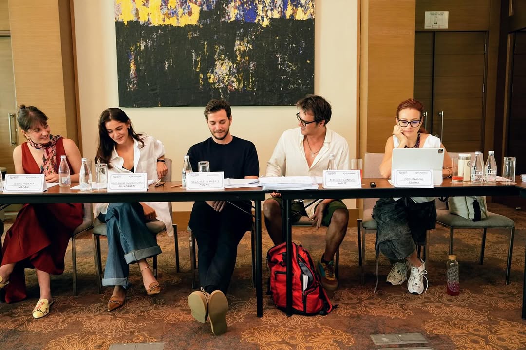 Foto leitura de roteiro Kıskanmak (tradução livre: Invejar) na leitura de roteiro.