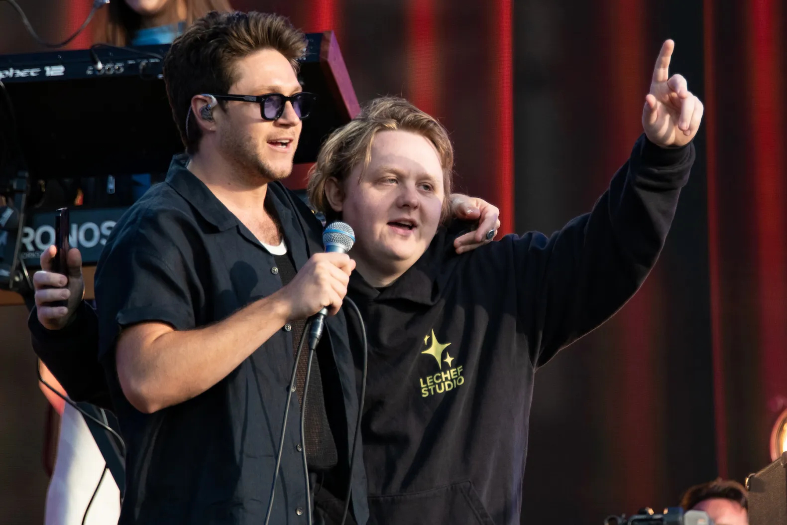 Lewis Capaldi com seu amigo e colega de profissão, o cantor Niall Horan