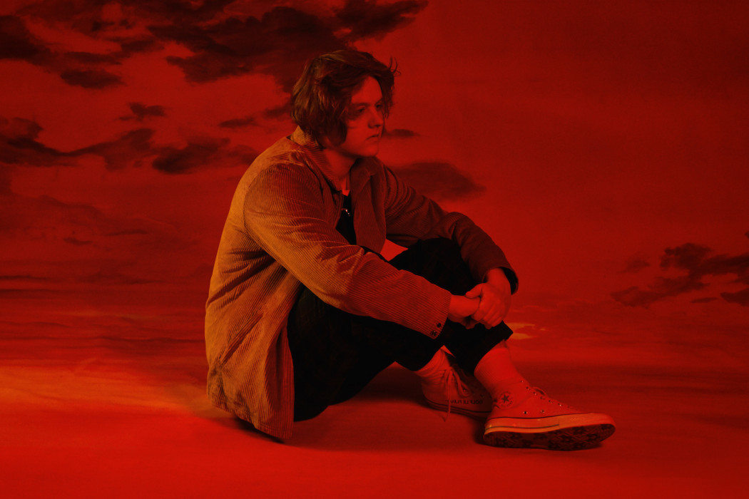Lewis Capaldi em imagem promocional para o álbum Divinely Uninspired to a Hellish Extent