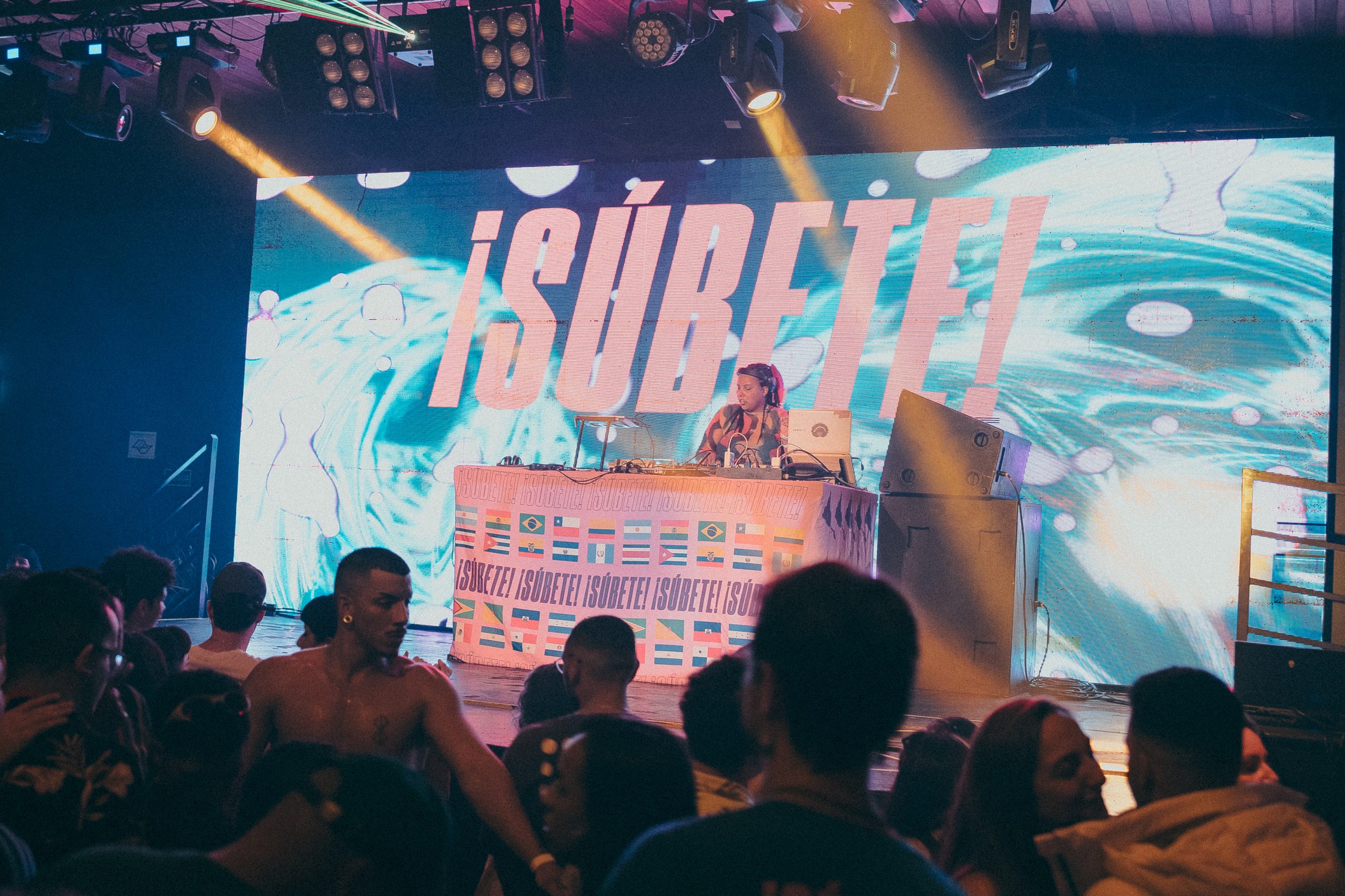 Thais Queiroz toca na Súbete junto na noite paulista