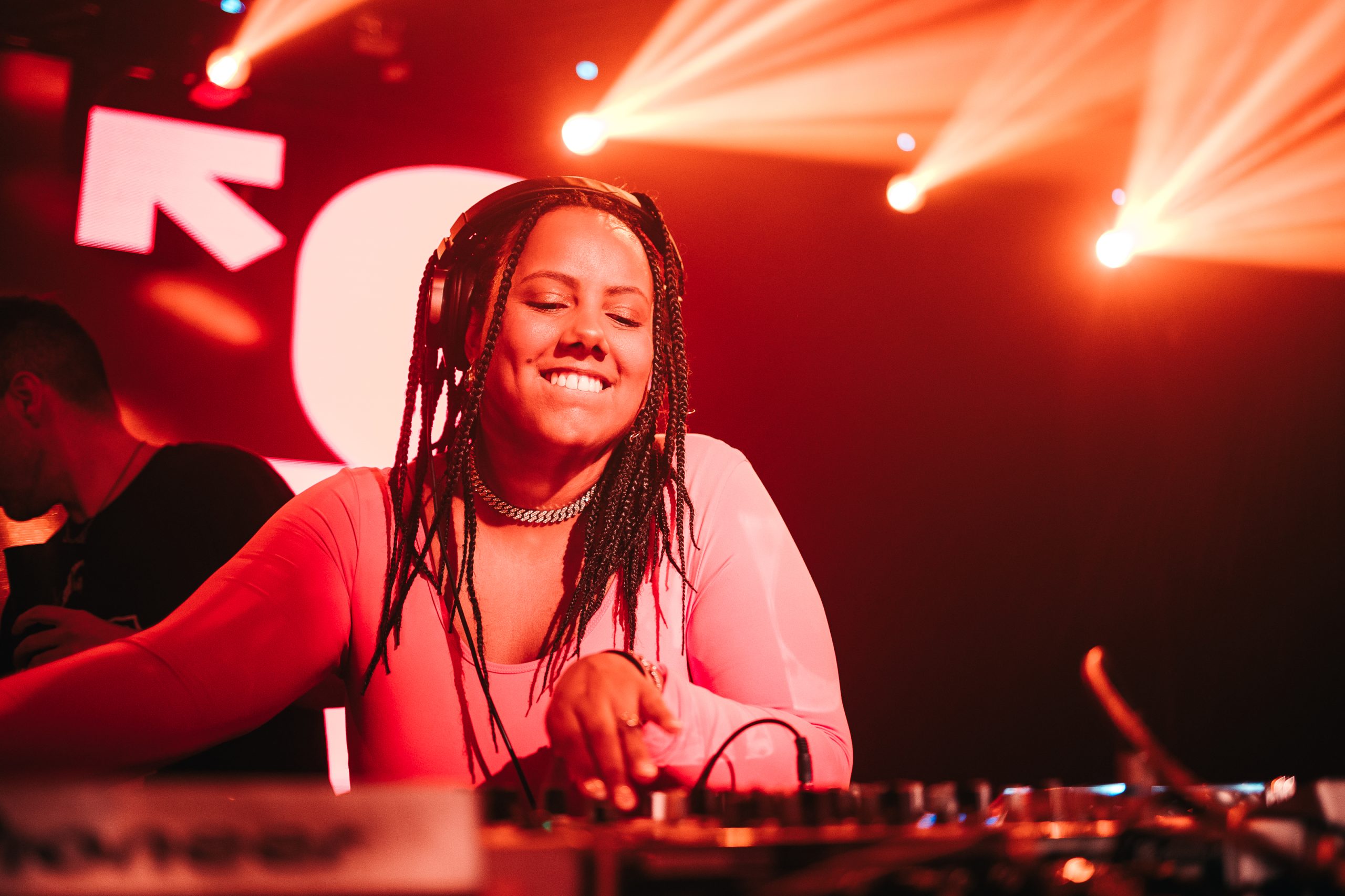 DJ Thaís Queiroz tocando em casa noturna