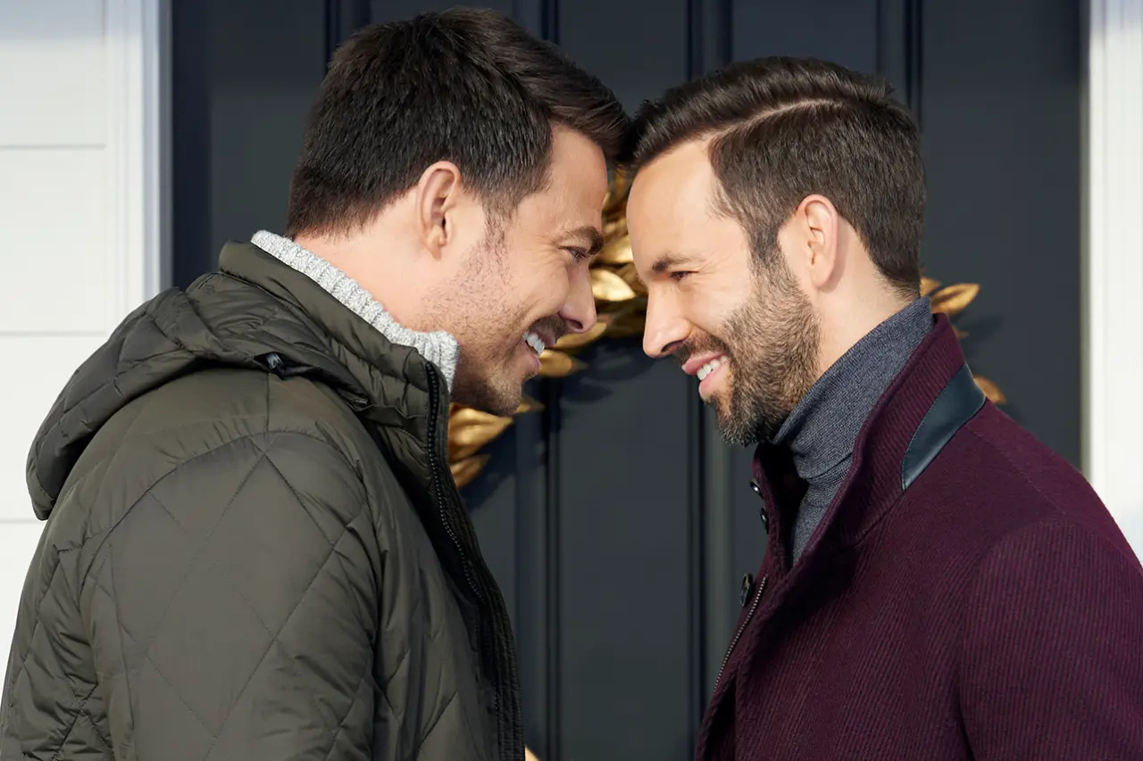 Jonathan Bennett e Brad Harder em O Natal dos Mitchell