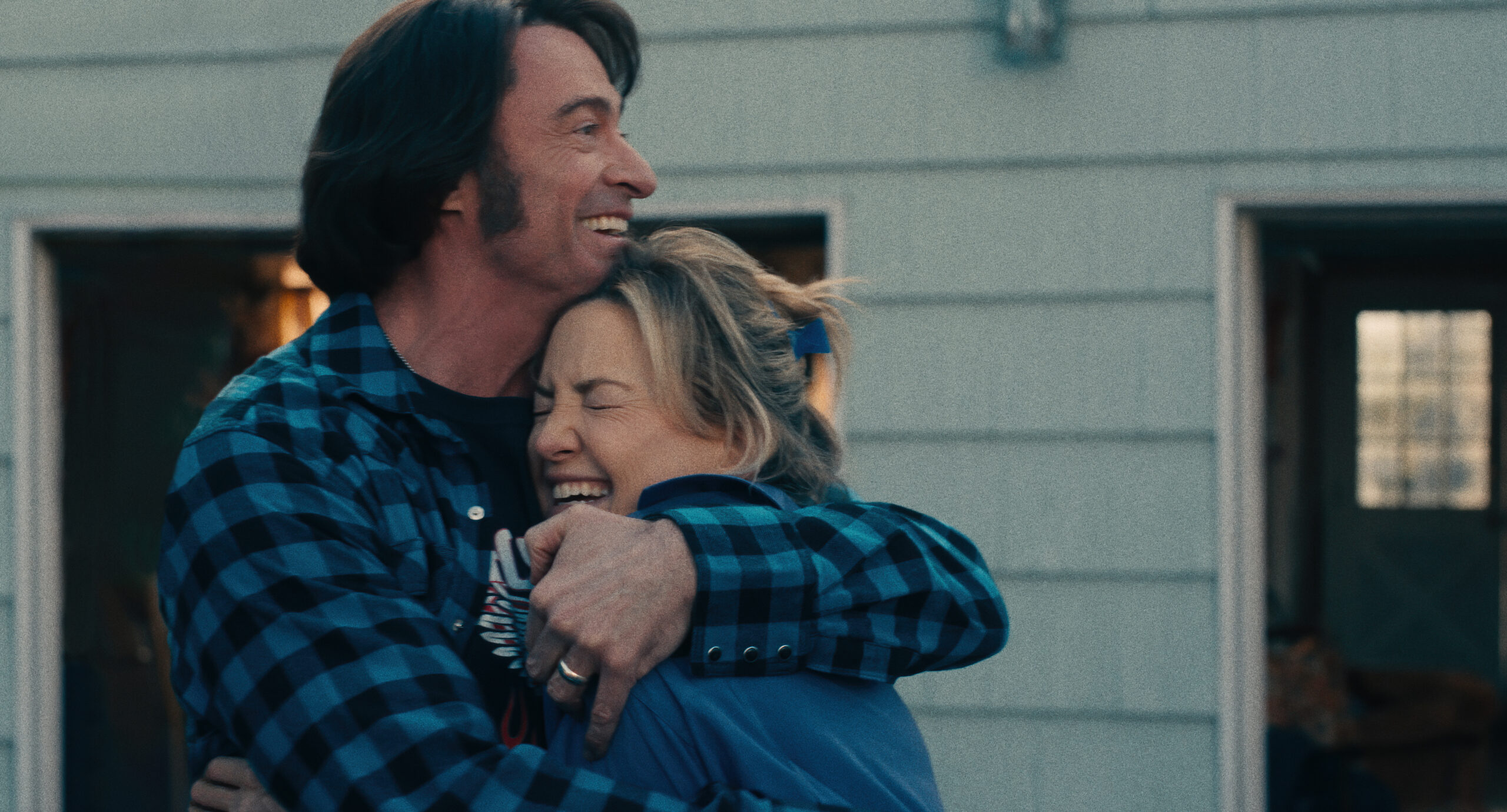 (L to R) Hugh Jackman as Mike Sardina and Kate Hudson as Claire Stengl in director Craig Brewer's SONG SUNG BLUE, a Focus Features release. Credit: Courtesy of Focus Features. © 2025 All Rights Reserved.