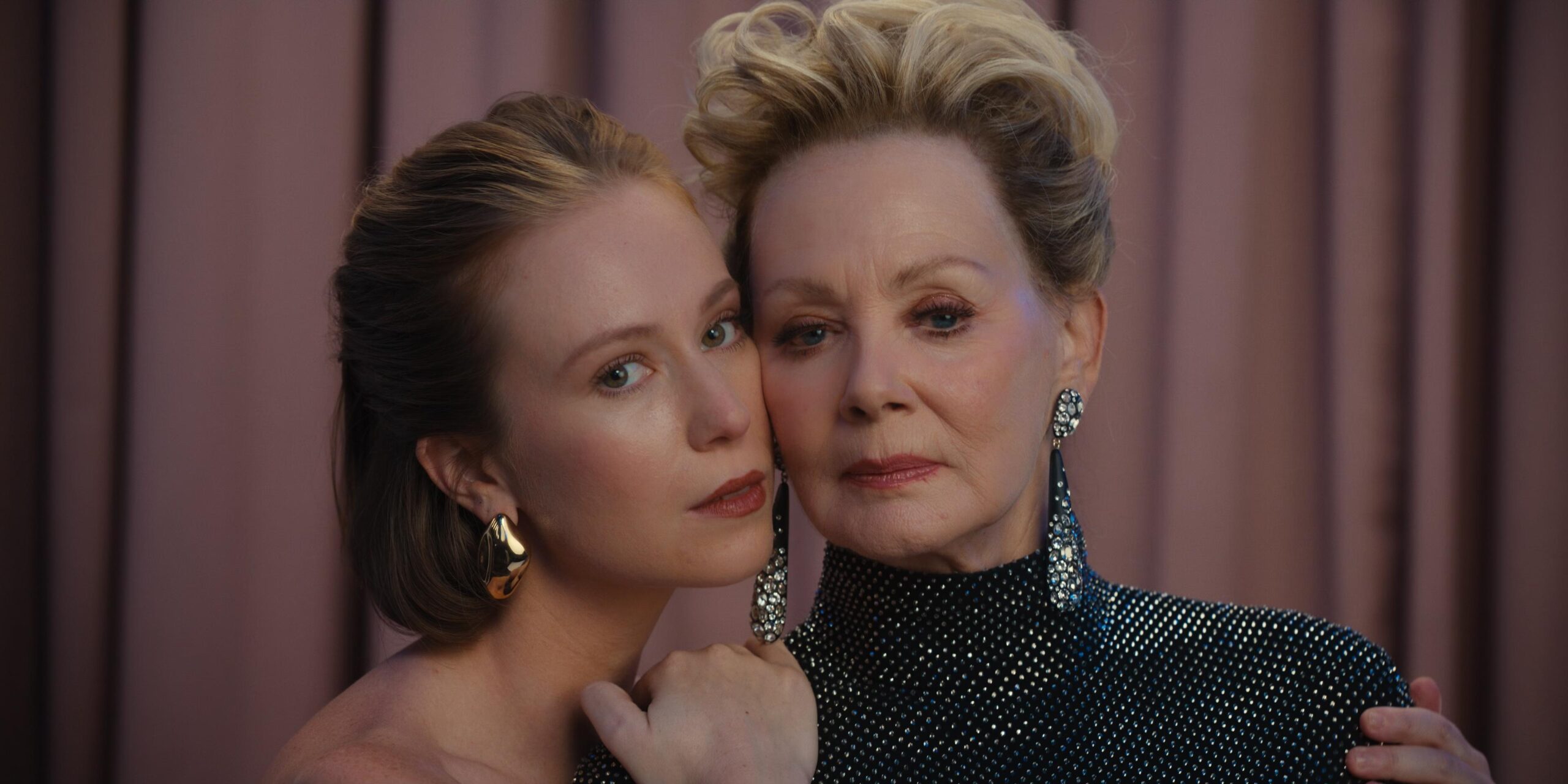 Hannah Schwier e Jean Smart em Hacks