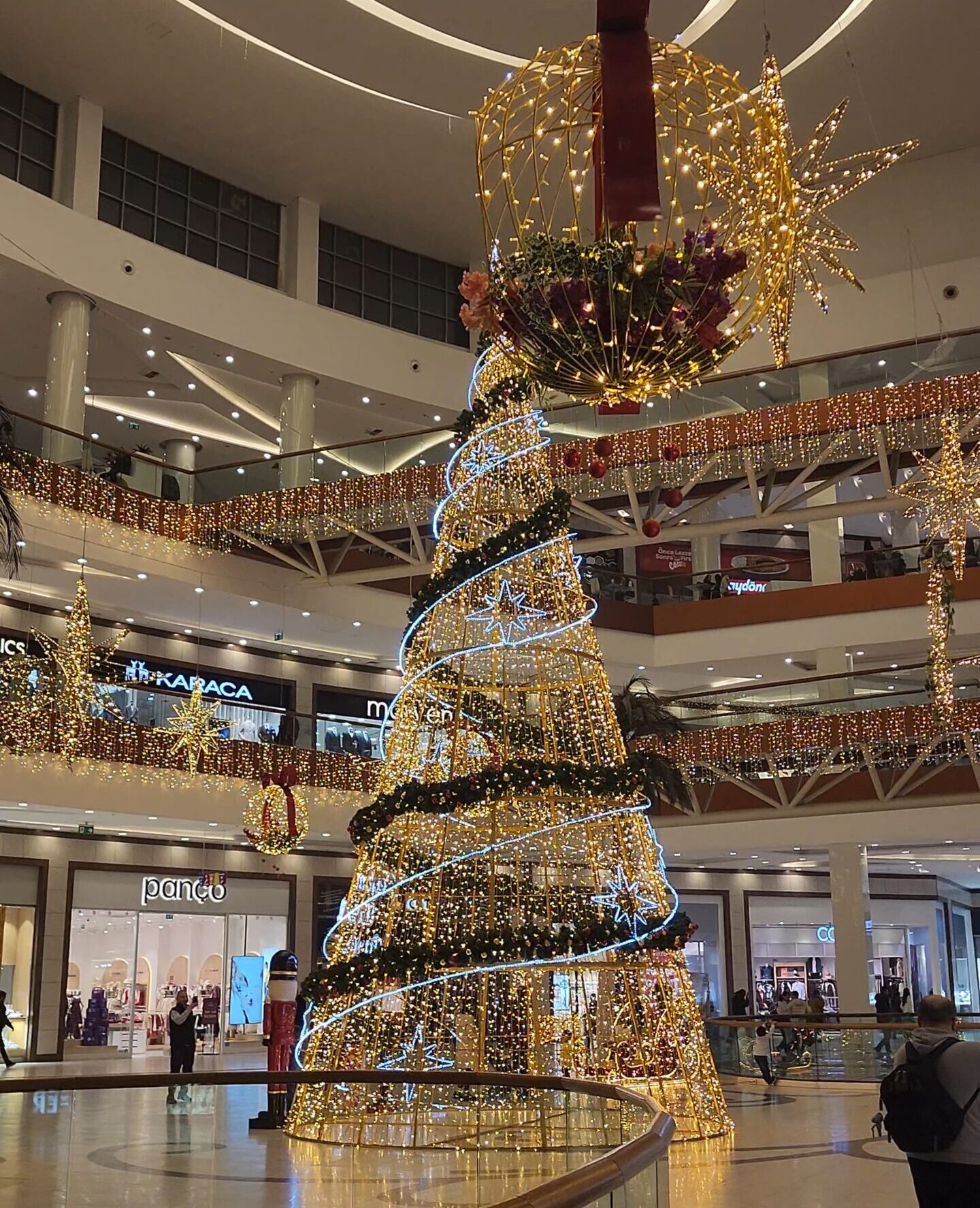 Decoração com estética natalina em um shopping da Turquia.