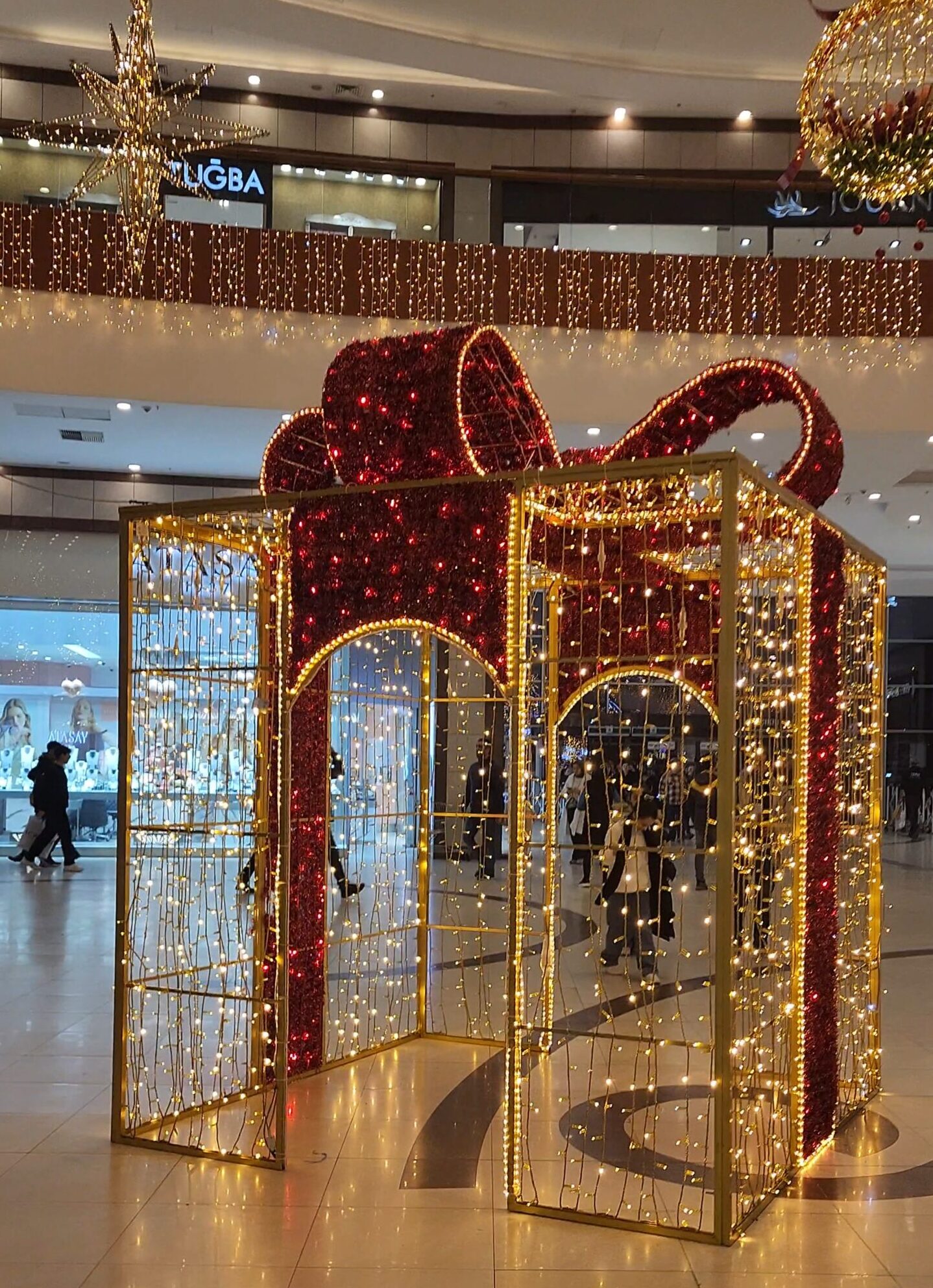 Decoração com estética natalina em um shopping da Turquia.