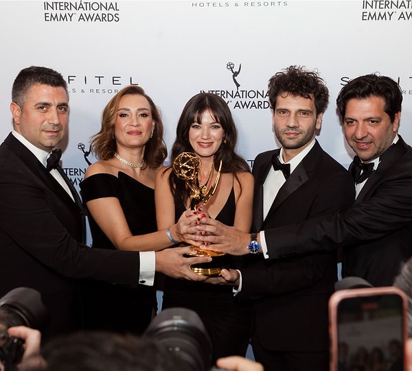 Elenco de Yargi no Emmy.