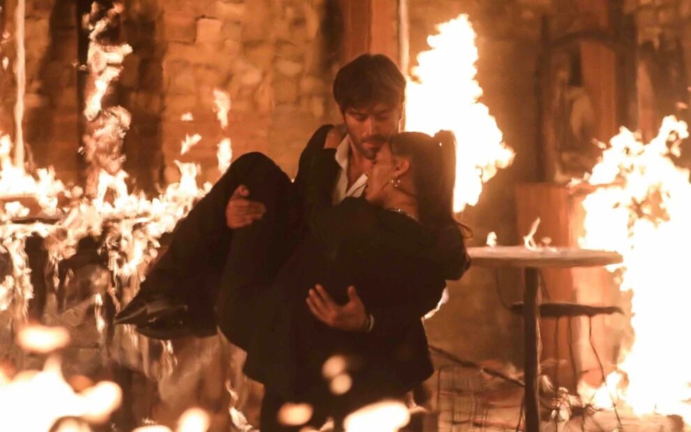 Cena do incêndio na novela turca Chamas do Destino.