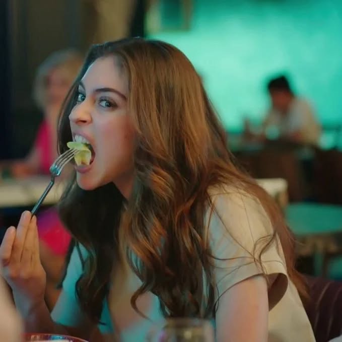 Personagem Ada em cena engraçada