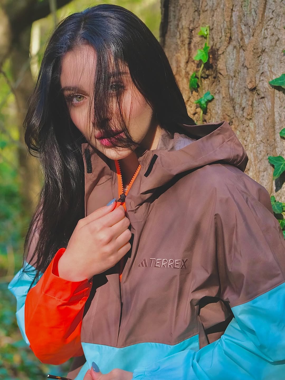 Cemre Baysel vestindo um casaco colorido