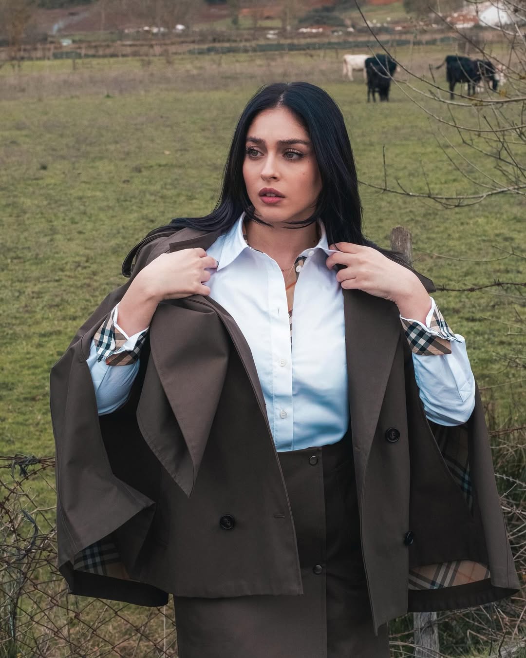 Cemre com um look urbano no campo