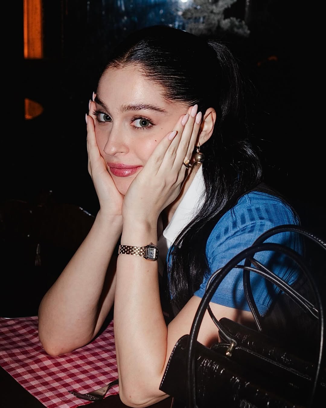 Cemre com as mãos no rosto