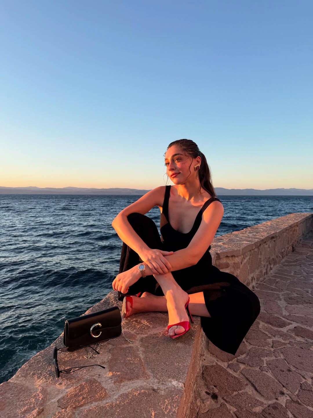 Cemre olhando para o mar