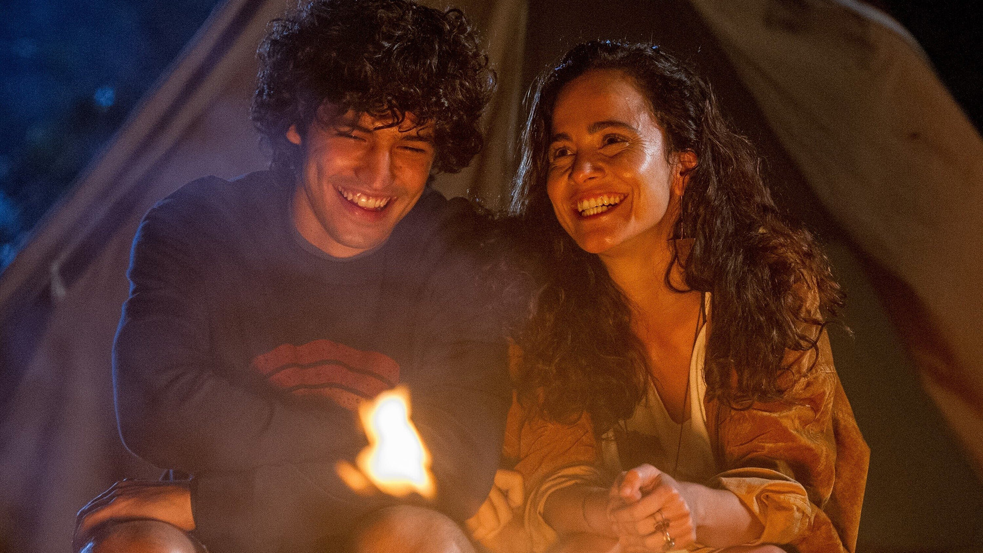 Gabriel Leone e Alice Braga em Eduardo e Mônica