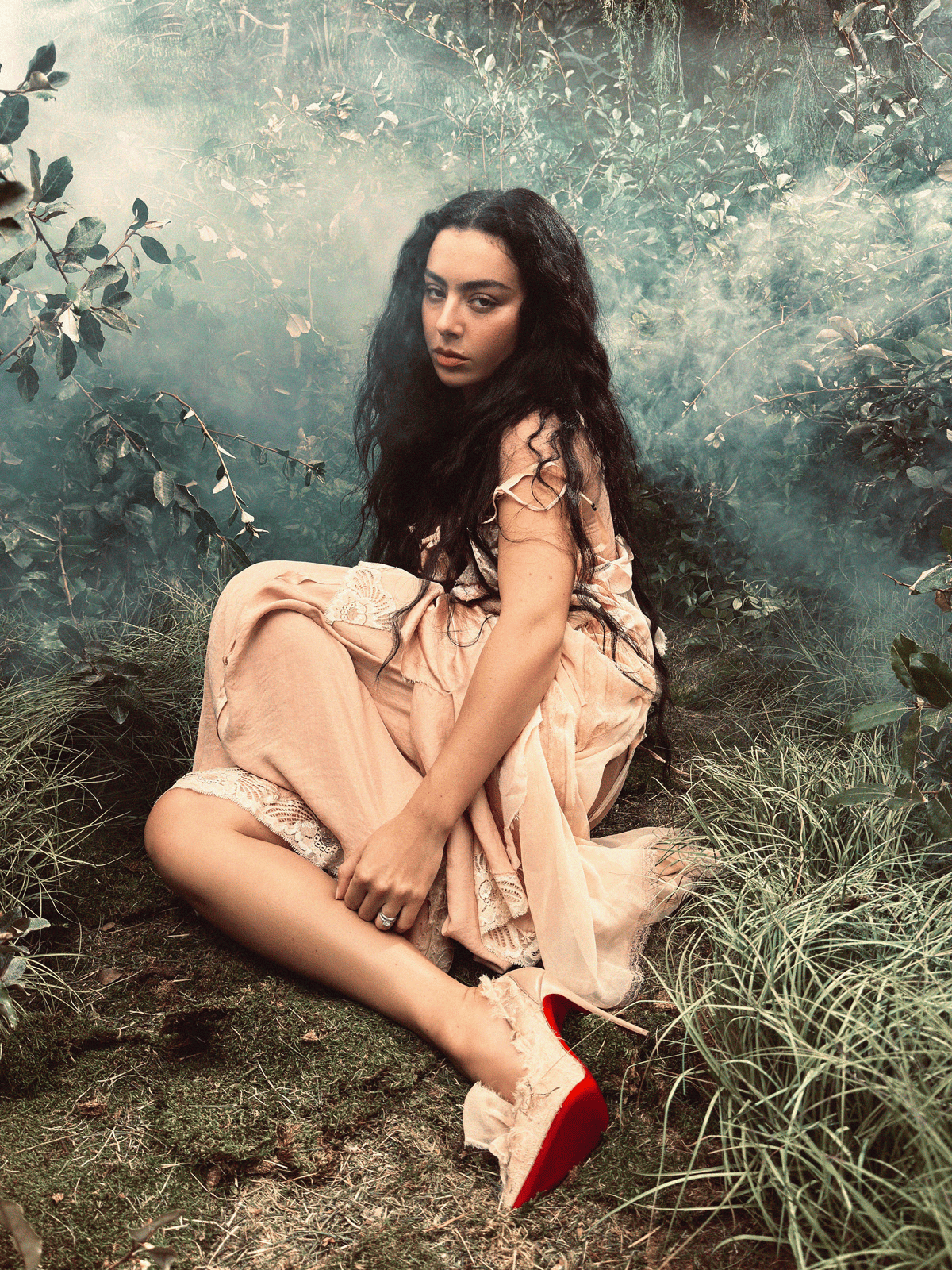 Charli XCX em imagem de divulgação de Wall of Sound